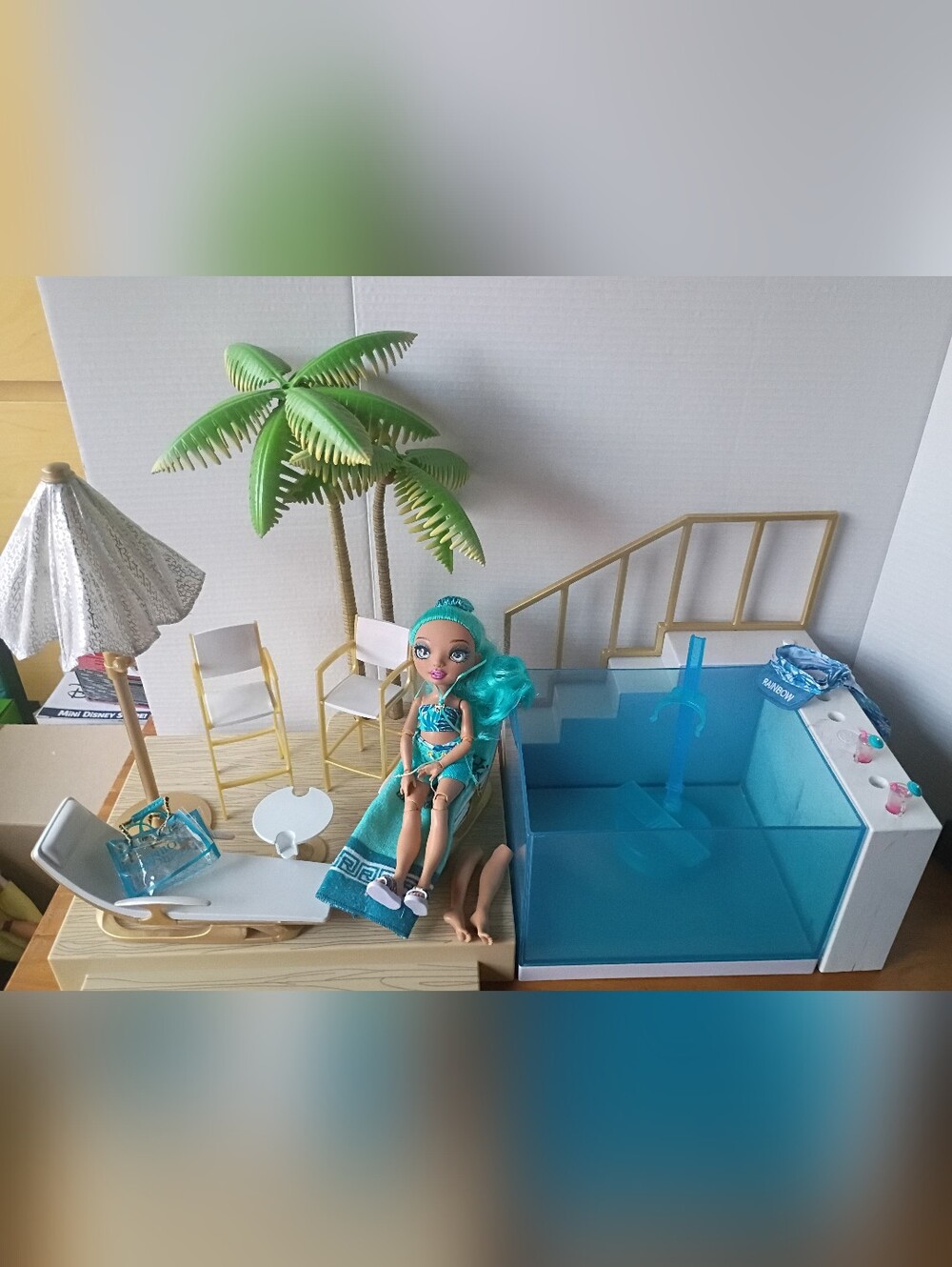 Rainbow High Color Change Pool & Beach Club Playset & RH Pacific Coast Hali Doll